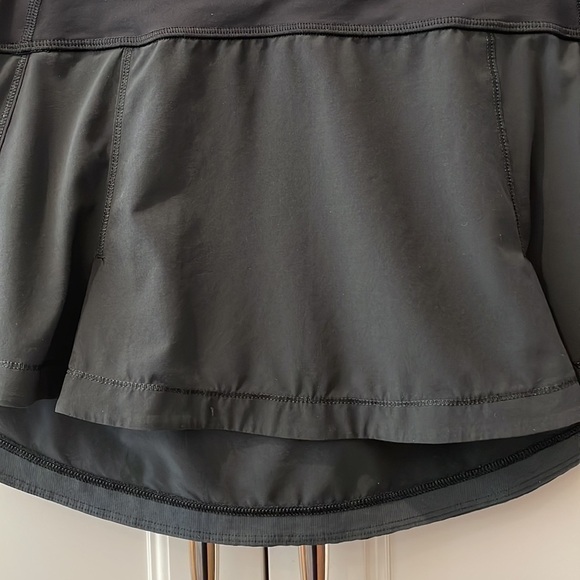 Lululemon Black Ruffled Skirt—Great Fabric & Style—Great Condition!! Size 8 - Picture 2 of 8